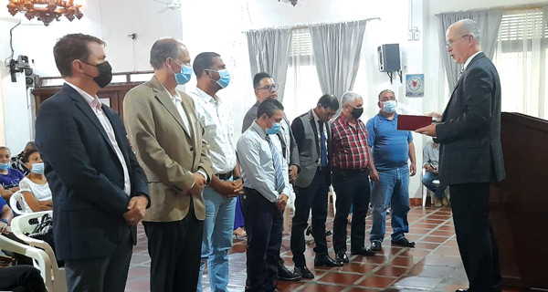  installs the officers of the new Iglesia Cristo WELS Internacional in Medellín, Colombia.