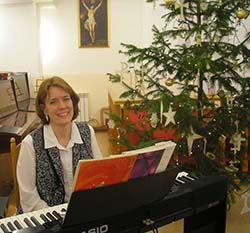 Jennifer Wolfgramm at piano at Christmas