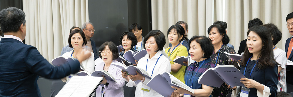 Seoul Lutheran Church asian ladies singing