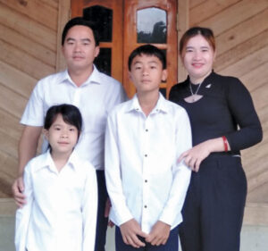 Chong Chee Yang and his wife and children