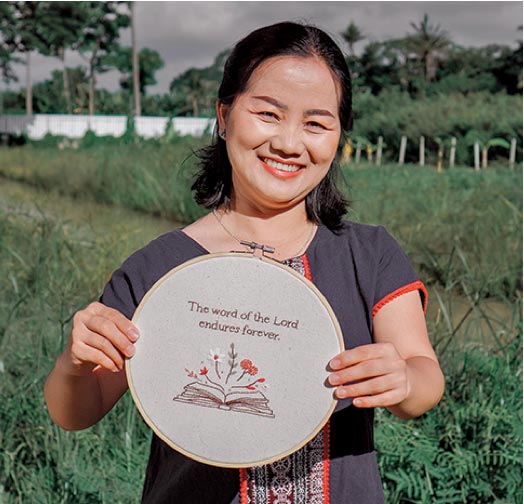 A local artisan working with Thai Village
